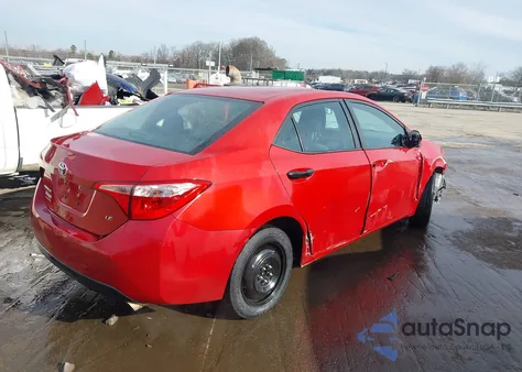 2018 Toyota Corolla Le z USA, uszkodzony, nr VIN 5YFBURHE7JP814395